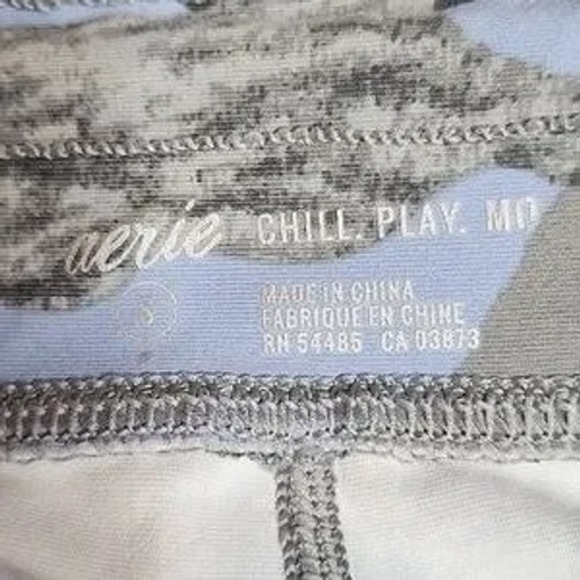 Aerie Camouflage Capri Leggings, Gray and Blue, Womens Size Small - Picture 5 of 9